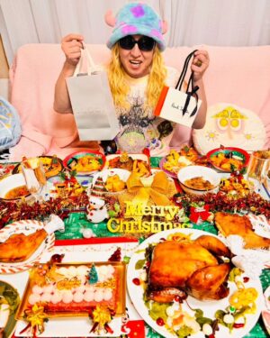 DJ Koo Instagram - 生放送が終わって帰宅すると！！
映え映え豪華なクリスマスディナーが！！

帰ったらもう11時過ぎてたんだけど、奥さまと娘が「遅くまでお仕事お疲れ様！！メリークリスマス！！」って迎えてくれました！！

超ハッピークリスマスです！！
明日から更に頑張れる気持ち
家族の支え本当に感謝 DO DANCE！！

 #クリスマス
 #クリスマスケーキ
 #クリスマスディナー
 #DJKOO
