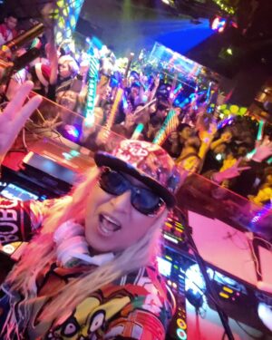 DJ Koo Instagram - 大阪 BAMBI スペシャルクリスマス！！
皆さん楽しんでくれましたか！！

今宵は奥さまと娘も現場にご招待
娘は父親のDJでクラブデビュー！！
感想は「パリピ孔明見てるみたいだった」
お客さんに盛り上がって楽しんでもらう父親の仕事を間近で見てくれたのは嬉しい！！

今年、僕のDJで一番踊ってくれたダンサーのRENAさん SERIKAさんX'MASも映え映えです

そして！！DJ KOOを支えてくれる現場チーム！！

どうやってお客さんを迎え楽しんでもらうか
ひとつひとつの現場をチームで考え挑んでいます！！

健康第一で来年も更に盛り上げていきましょう
THX  A LOT 

 #クリスマス
 #BAMBI
 #DJKOO