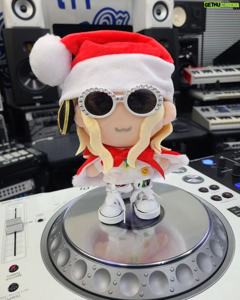 DJ Koo Instagram - メリークリスマス！！ KOO援団の方からいただいた、 着せ替えDJ KOO サンタさんバージョン！！ いつも映え映えありがとうございます！！ 皆さん超良きクリスマスを！！ #クリスマス #サンタクロース #DJKOO