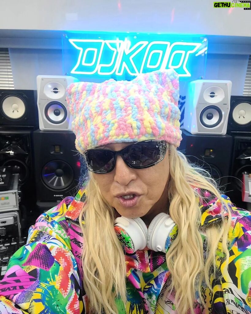 DJ Koo Instagram - 猫耳ニット帽が欲しいと言ってたら！！ なんと！！スタイリストチームの大貫さんが作ってくれました！！感謝カンゲキ DJ KOO！！ 超ありがとう DO DANCE！！ #猫耳ニット #DJKOO