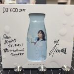 DJ Koo Instagram - #めをとじ の収録で #矢作萌夏 さんと！！ 「SPILT MILK」初回限定版！！サインとメッセージまで付けてくれました！！超感謝！！ 等身大の歌詞とナチュラルな歌声が心に入ってくる そして希望がわいて前向きになれる！！ ライブがあったら絶対行きたい！！ #目を閉じてお聴きください #SPILTMILK #DJKOO