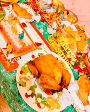 DJ Koo Instagram - 生放送が終わって帰宅すると！！
映え映え豪華なクリスマスディナーが！！

帰ったらもう11時過ぎてたんだけど、奥さまと娘が「遅くまでお仕事お疲れ様！！メリークリスマス！！」って迎えてくれました！！

超ハッピークリスマスです！！
明日から更に頑張れる気持ち
家族の支え本当に感謝 DO DANCE！！

 #クリスマス
 #クリスマスケーキ
 #クリスマスディナー
 #DJKOO