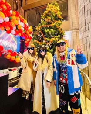DJ Koo Instagram - 大阪 BAMBI スペシャルクリスマス！！
皆さん楽しんでくれましたか！！

今宵は奥さまと娘も現場にご招待
娘は父親のDJでクラブデビュー！！
感想は「パリピ孔明見てるみたいだった」
お客さんに盛り上がって楽しんでもらう父親の仕事を間近で見てくれたのは嬉しい！！

今年、僕のDJで一番踊ってくれたダンサーのRENAさん SERIKAさんX'MASも映え映えです

そして！！DJ KOOを支えてくれる現場チーム！！

どうやってお客さんを迎え楽しんでもらうか
ひとつひとつの現場をチームで考え挑んでいます！！

健康第一で来年も更に盛り上げていきましょう
THX  A LOT 

 #クリスマス
 #BAMBI
 #DJKOO