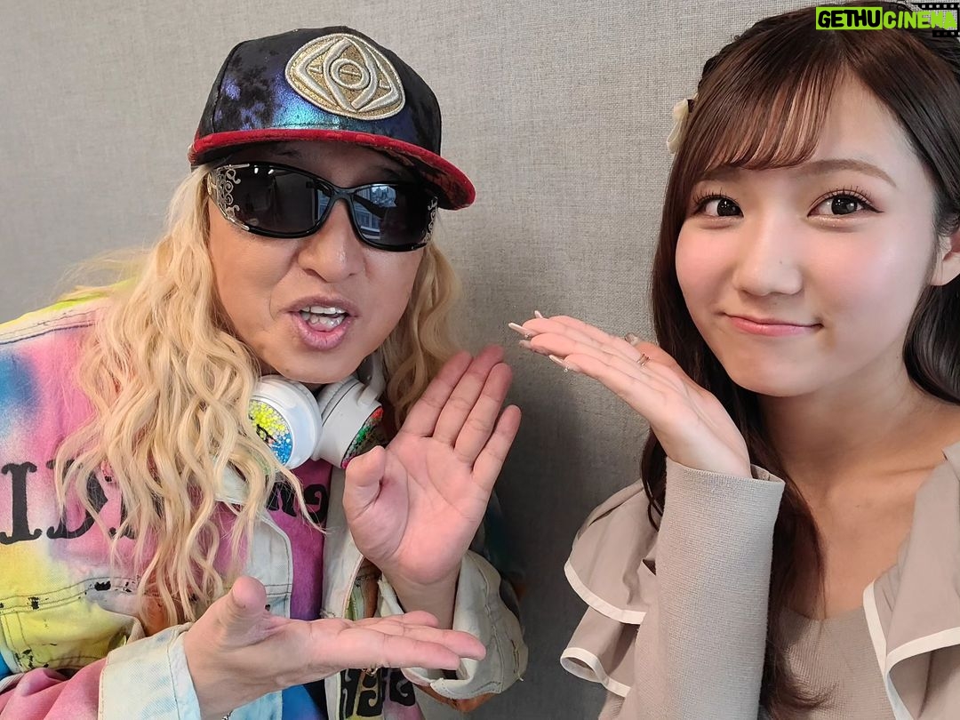 DJ Koo Instagram - DJ KOO REBOOT THE WORLD #rtw SUPER☆GiRLS @SUPERGiRLS_AMG から #門林有羽 ちゃんと #柏綾菜 ちゃんがゲストに来てくれました! スパガはデビューの頃からずっと仲良き後輩アイドル 常に進化を遂げながらハッピーが溢れてます!! 最新シングル #HeartDiamond これはアガります 柏ちゃんが!!まるぐラーメンが大好きで僕のCMをチェックしてくれて「今日食べて来ました!!」 ってパッケージを持参w https://djkoo-rtw.com/ #ラジオ関西 #ラジオNIKKEI #まるぐラーメン #DJKOO