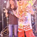 DJ Koo Instagram - 先日の HEAVY METAL SOUND HOUSE 2023 興奮冷めやらぬ中、僕のピークはやっぱ憧れのスーパーヒーロー 山本恭司さん BOW WOW "Hearts On Fire" でした！！ 今年は45年後しの夢が叶って御本人ともお会いすることが出来、憧れを持ち続けて本当に良かった年でありました！！ KOO援団(DJ KOOを推して下さる方々)さんから手作りオーダーのアクスタまでプレゼントしてもらい超ご機嫌です！！ ハードなプレイは勿論最高ですが鳴きのギターが素晴らしい「仰げば尊し」は心が洗われ響きます！！ https://youtube.com/watch?v=Td6mHToOmUU&si=jIhdie8rcIUjN6cu #サウンドハウス #山本恭司 #BOWWOW #仰げば尊し #DJKOO