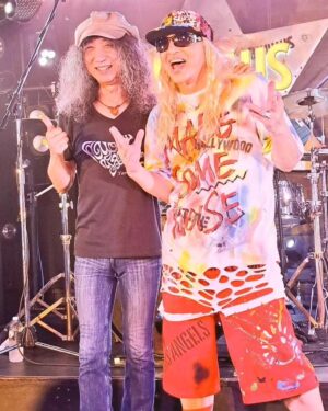 DJ Koo Instagram - 先日の HEAVY METAL SOUND HOUSE 2023
興奮冷めやらぬ中、僕のピークはやっぱ憧れのスーパーヒーロー 山本恭司さん BOW WOW "Hearts On Fire" でした！！

今年は45年後しの夢が叶って御本人ともお会いすることが出来、憧れを持ち続けて本当に良かった年でありました！！

KOO援団(DJ KOOを推して下さる方々)さんから手作りオーダーのアクスタまでプレゼントしてもらい超ご機嫌です！！

ハードなプレイは勿論最高ですが鳴きのギターが素晴らしい「仰げば尊し」は心が洗われ響きます！！

https://youtube.com/watch?v=Td6mHToOmUU&si=jIhdie8rcIUjN6cu

 #サウンドハウス
 #山本恭司
 #BOWWOW
 #仰げば尊し
 #DJKOO