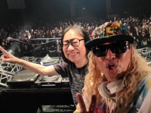 DJ Koo Instagram - HEAVY METAL SOUND HOUSE 2023
お越し頂きありがとうございます！！
初参加でしたが、僕のROCK魂ブツけさせていただきました！！ 

セトリでございます

1. Iron Man (Live) / Black Sabbath 
2. Woman From Tokyo / Deep Purple 
3. Cat Scratch Fever / Ted Nugent
4. I Got the Fire / Montrose
5. Virgin Killer / Scorpions
6. Expect No Meacy / Nazareth
7. Hearts On Fire / BOW WOW
8. Crazy Train (Live) / Ozzy Osbourne
～掟破り～
9. EZ DO DANCE / TRF 

楽曲をイジるなんて御法度な自分が居ながらも
DJスキルで何かカマしたいという DJ KOOも居て
エフェクトやループマシーンぶちかまし
まさかの超掟破りまでイカせて頂きましたw

今回 70年代の曲が多かったので音質的に
CITTAで流してもパワーと迫力が出るように
Pioneer DJM-A9からオーディオインターフェイスを通してMacに取り込み、EQをかけてリマスターしました

なので！！かなりインパクトのある音でDJが出来たかと思います！！ 

お声掛け下さった伊藤政則アニキ、そしてROCKレジェンドの共演者皆さんに心から感謝 DO DANCEです！！

 #heavymetalsoundhouse
 #サウンドハウス
 #伊藤政則
 #DJKOO