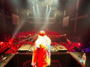 DJ Koo Instagram - HEAVY METAL SOUND HOUSE 2023
お越し頂きありがとうございます！！
初参加でしたが、僕のROCK魂ブツけさせていただきました！！ 

セトリでございます

1. Iron Man (Live) / Black Sabbath 
2. Woman From Tokyo / Deep Purple 
3. Cat Scratch Fever / Ted Nugent
4. I Got the Fire / Montrose
5. Virgin Killer / Scorpions
6. Expect No Meacy / Nazareth
7. Hearts On Fire / BOW WOW
8. Crazy Train (Live) / Ozzy Osbourne
～掟破り～
9. EZ DO DANCE / TRF 

楽曲をイジるなんて御法度な自分が居ながらも
DJスキルで何かカマしたいという DJ KOOも居て
エフェクトやループマシーンぶちかまし
まさかの超掟破りまでイカせて頂きましたw

今回 70年代の曲が多かったので音質的に
CITTAで流してもパワーと迫力が出るように
Pioneer DJM-A9からオーディオインターフェイスを通してMacに取り込み、EQをかけてリマスターしました

なので！！かなりインパクトのある音でDJが出来たかと思います！！ 

お声掛け下さった伊藤政則アニキ、そしてROCKレジェンドの共演者皆さんに心から感謝 DO DANCEです！！

 #heavymetalsoundhouse
 #サウンドハウス
 #伊藤政則
 #DJKOO