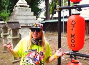 DJ Koo Instagram - ここ最近 豊川稲荷さんの DJ KOO提灯をポストしてくれてる方が結構いらして！！

そうなんです！！昨年 YORU MO-DEに出演の際に一例吊るして頂きました！！

めちゃめちゃパワースポットでございます！！
豊川稲荷にお寄りの際は是非 KOO提灯発見して下さい

 #豊川稲荷
 #狐塚
 #yorumode 
 #DJKOO