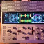DJ Koo Instagram - A4サイズにDJに必要な全ての機能を搭載！！日本が誇るポータブルDJシステム「FJ1」 「The DJ Gadget Night」に出演させて頂きました！！ 開発者の宮崎晃一郎氏と GODJ Plusから7年振りの進化、これ1台でコントローラー、エフェクト、サンプリング機能、充電式なので持ち運び可能、更にスピーカー搭載！！CLUBで鳴らしても厚みのあるパワーサウンドを発揮 https://www.makuake.com/project/fj1/ 皆さんとのトークコーナーもめっちゃ楽しかったです ありがとうございます！！ #JDSound #宮崎晃一郎 #FJ1 #GODJ #makuake #DJKOO