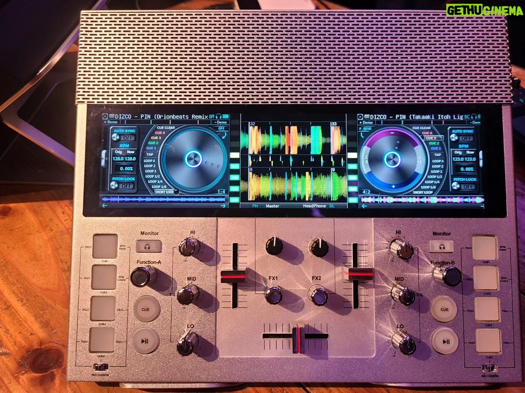DJ Koo Instagram - A4サイズにDJに必要な全ての機能を搭載!!日本が誇るポータブルDJシステム「FJ1」 「The DJ Gadget Night」に出演させて頂きました!! 開発者の宮崎晃一郎氏と GODJ Plusから7年振りの進化、これ1台でコントローラー、エフェクト、サンプリング機能、充電式なので持ち運び可能、更にスピーカー搭載!!CLUBで鳴らしても厚みのあるパワーサウンドを発揮 https://www.makuake.com/project/fj1/ 皆さんとのトークコーナーもめっちゃ楽しかったです ありがとうございます!! #JDSound #宮崎晃一郎 #FJ1 #GODJ #makuake #DJKOO