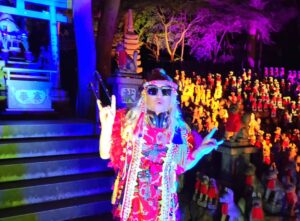 DJ Koo Instagram - ここ最近 豊川稲荷さんの DJ KOO提灯をポストしてくれてる方が結構いらして！！

そうなんです！！昨年 YORU MO-DEに出演の際に一例吊るして頂きました！！

めちゃめちゃパワースポットでございます！！
豊川稲荷にお寄りの際は是非 KOO提灯発見して下さい

 #豊川稲荷
 #狐塚
 #yorumode 
 #DJKOO