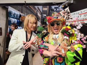 DJ Koo Instagram - #紅白歌合戦 バックヤードショット！！
YOSHIKIさんと！！

「実は僕もけん玉出来るんだよ」って！！
僕のけん玉を渡すと！！なんと！！
皆が注目する中、ろうそく(逆さまに持って一番小さい皿の乗せる技)を一発で成功！！

勿論周りは驚きの大拍手
YOSHIKIさん！！恐るべし！！

今年もよろしくお願いします！！

 #YOSHIKI
 #XJAPAN
 #けん玉
 #DJKOO