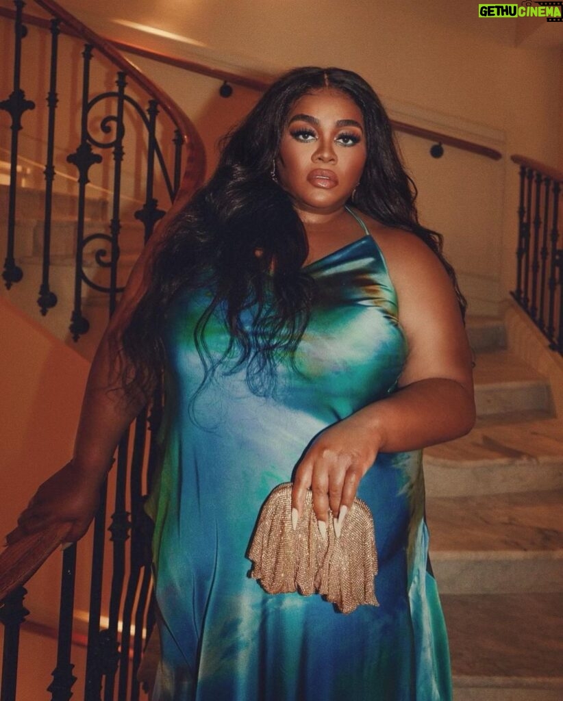 Da'Vine Joy Randolph Instagram - “ An Ode to a Dress”… 💚💙💚💙 @fenoel thank you for allowing me to wear one of your exclusive looks off the runway. A honor to be draped in your garments. I felt luxurious! Cannes, France