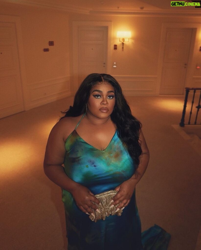 Da'Vine Joy Randolph Instagram - “ An Ode to a Dress”… 💚💙💚💙 @fenoel thank you for allowing me to wear one of your exclusive looks off the runway. A honor to be draped in your garments. I felt luxurious! Cannes, France