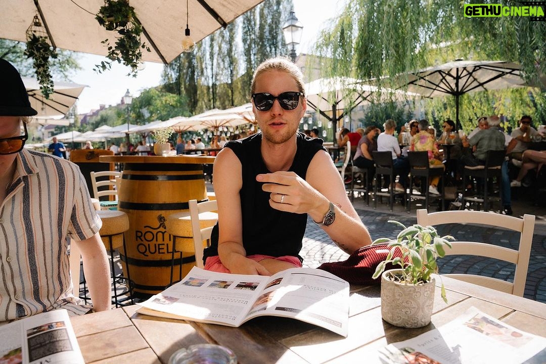 Daði Freyr Instagram - Thank you Vienna, Ljubljana and Bologna!!! It’s been a dream this whole tour! Thank you for everything! Also @fender sponsor me pls 🥰 New vlog tomorrow! 📸 @rorybarnes_