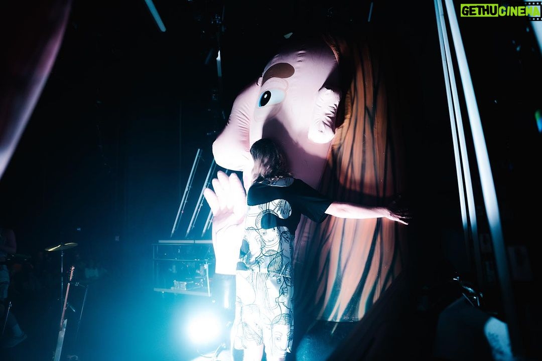 Daði Freyr Instagram - Thank you Vienna, Ljubljana and Bologna!!! It’s been a dream this whole tour! Thank you for everything! Also @fender sponsor me pls 🥰 New vlog tomorrow! 📸 @rorybarnes_