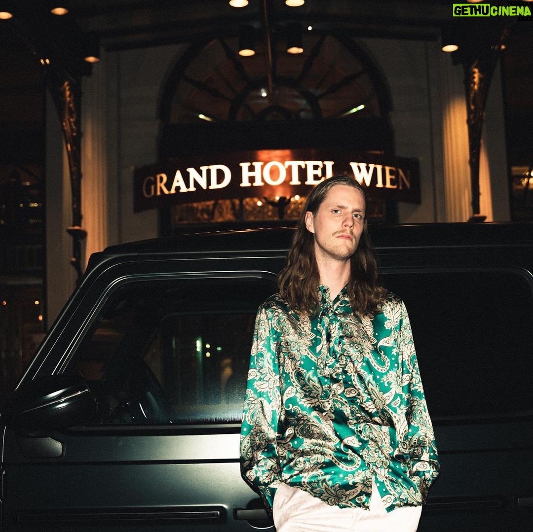 Daði Freyr - 10.5K Likes - I'm Still Making An Album 2/3 is out on FRIDAY!
I am also releasing a music video to one of the songs on the same day. My biggest video production to date!
Here I am being a total fuckboi.
https://dadifreyr.ffm.to/i-made-an-album
📸 @caendles
