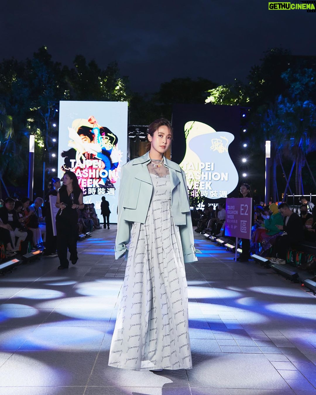DaYuan Lin Instagram - 穿上董亭言設計師的服裝,讓我不自覺都氣質優雅了起來☺️ 絢麗的燈光,震撼的舞台表演 在台上看著許多新銳設計師的服裝, 有那麼好幾度感動的瞬間, 一起感受到那種自己設計的作品和理念在台上展演被大家看見是有多麼的開心和滿足🥰 謝謝臺北時裝週,讓大家認識好多台灣厲害的設計師。 Photographer: #雷莫 @zemoism Hairstyle : @jimmy1987909 Makeup : @clairechengmakeup Dress: @yentity_official Jeweley: @apmmonaco #apmmonaco Shoes: @charleskeith_tw @voguetaiwan #2023臺北時裝週 #TaipeiFashionWeek #臺北時裝週xvoguefno