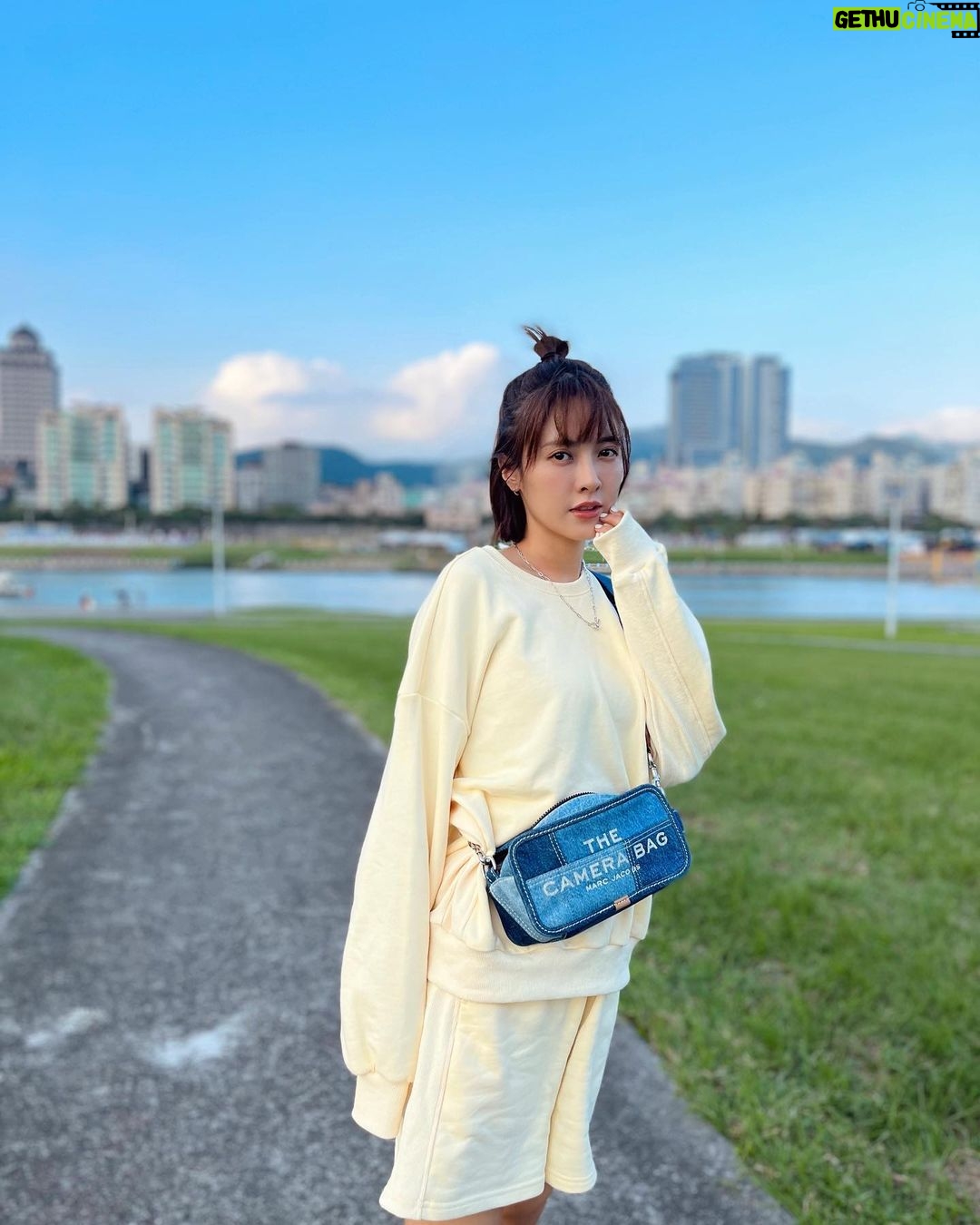 DaYuan Lin Instagram - 關式套裝✨ @ethan_kuan_kuan 我今天跟芝心奶油一樣甜而不膩☺️💛 #穿起來會不會更會理財 ? #恭喜關關第二本新書大賣