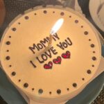 DaYuan Lin Instagram - 白色情人節快樂🤍 丹妮媽媽生日快樂❤️ 雖然拍完戲有時獨自回到家看到沒有底迪的床一時間難過的情緒還是會突然湧現 但我已經比我想像中的自己還要勇敢很多了☺️🫶 空檔的時間能隨意的出門吃個飯 想要去哪就隨時出動的日子，其實也挺好的👐🏻 #底迪昨天說他一直都是最可愛的小寶寶 ❤️ #寶寶離開我的第十天