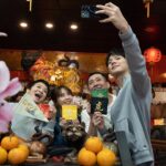 DaYuan Lin Instagram - 可愛又白爛の我們🤪❤️ 五天四夜の #北北基 之旅 意想不到有好多從沒去過的景點🤟🏻 意想不到有那麼多好玩又充滿挑戰の地方😂 意想不到原來這些在北北基就能體驗到了 但！這趟旅程根本就是極限大挑戰？😆🔥 再次驗證了 旅伴是誰真的好重要❤️ 因爲有你們而精彩 因爲有你們而完整 因為有你們好白爛🤣 因為有你們多了好多勇氣啊🥹👐🏻 @actor_nien_hsuan @chechungheng @little_hsiehhsieh Miss u all🫶🫶🫶 就在今晚8點！ #花甲少年趣旅行 東森綜合32頻道 #北北基景點不私藏 #一起哭一起笑 😌👌🏻