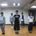 DaYuan Lin Instagram - Popu Lady10歲生日快樂❤️ 屬於我們的回憶，我們的青春 實在太多太多數不清的照片和紀錄🥰 用Gossip Girls專輯封面當作我們從女孩轉變為女人的代表😆 也容許我發上幾篇一時間找到也還沒釋出過的練舞片段讓我回憶起當時我們幾乎24小時都黏在一起練舞、檢討、吃飯、工作和玩樂的時光(我的女孩們應該不會想殺我🤣 第一個影片是還沒出道前正在培訓的練舞片段 最後一個影片是我們最後合體釋出的歌曲好像只公開表演過一次？(我竟然忘了歌曲名字了🙄 總之翻著翻著回憶湧現 好懷念當時隨時都有女孩們在一起的日子好歡樂也好安心❤️ 也謝謝女孩們的包容和體諒容許我在最後的時光任性的說我想要出走離開去好好的拍戲 不管如何Popu Lady永遠是我最愛的女團🥰 今天因為要拍戲又錯過了難得相聚的時光 總之大家都好好的，朝著彼此的夢想繼續前進🫶 最謝謝的應該還是把我們湊在一起的King哥（我們Popu的爸❤️謝謝你把我們生出來唷🥹