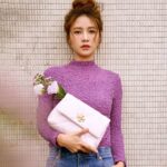 DaYuan Lin Instagram - 過年前拍的最後美照💖有點兒浪漫🌹 話說情人節就快到了～你要怎麼過☺️？ OUTFIT @toryburch #toryburch #toryburchSS24 PHOTO @33lightning33 HAIRSTYLE @paulinehairflux MAKEUP @backstage_aga