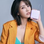 DaYuan Lin Instagram - 第一次這樣推薦(好新鮮好興奮) 獻給這陣子最熱門的🫶🏻 #Moztech萬能充pro行動電源 實際用後發現真的不能沒有它欸 不管是出門，甚至在家也只要一顆通通就搞定😆✌🏻 💜10000mAh的超大容量, 自帶typeC，lighting 的線 (我自己是手機,Ipad,耳機,隨身電風扇,藍芽喇叭….一次一起充都沒有問題🔋👏🏻 💜可一次充五台裝置，而且充電速度飛快、節省時間 💜自帶插座🔌豆腐頭掰掰！ 💜還可以變身手機支架，等通告時間隨時拿來看影片都好方便☺️ 認真推薦給很怕3C產品突然沒電的大家🫰🏻 即日起至8/20日。 跟著我一起買有限時優惠～只有5天！ 我選了我愛的莫蘭迪色 #仙境紫 但有六種顏色可以挑不用擔心🤩 請好好把握我的專屬折扣💜