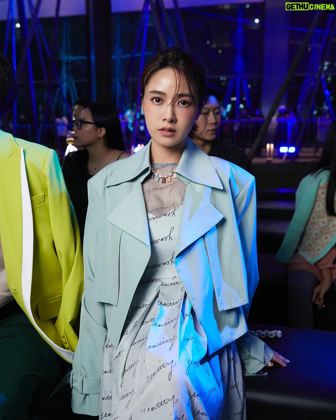 DaYuan Lin Instagram - 穿上董亭言設計師的服裝,讓我不自覺都氣質優雅了起來☺️ 絢麗的燈光,震撼的舞台表演 在台上看著許多新銳設計師的服裝, 有那麼好幾度感動的瞬間, 一起感受到那種自己設計的作品和理念在台上展演被大家看見是有多麼的開心和滿足🥰 謝謝臺北時裝週,讓大家認識好多台灣厲害的設計師。 Photographer: #雷莫 @zemoism Hairstyle : @jimmy1987909 Makeup : @clairechengmakeup Dress: @yentity_official Jeweley: @apmmonaco #apmmonaco Shoes: @charleskeith_tw @voguetaiwan #2023臺北時裝週 #TaipeiFashionWeek #臺北時裝週xvoguefno