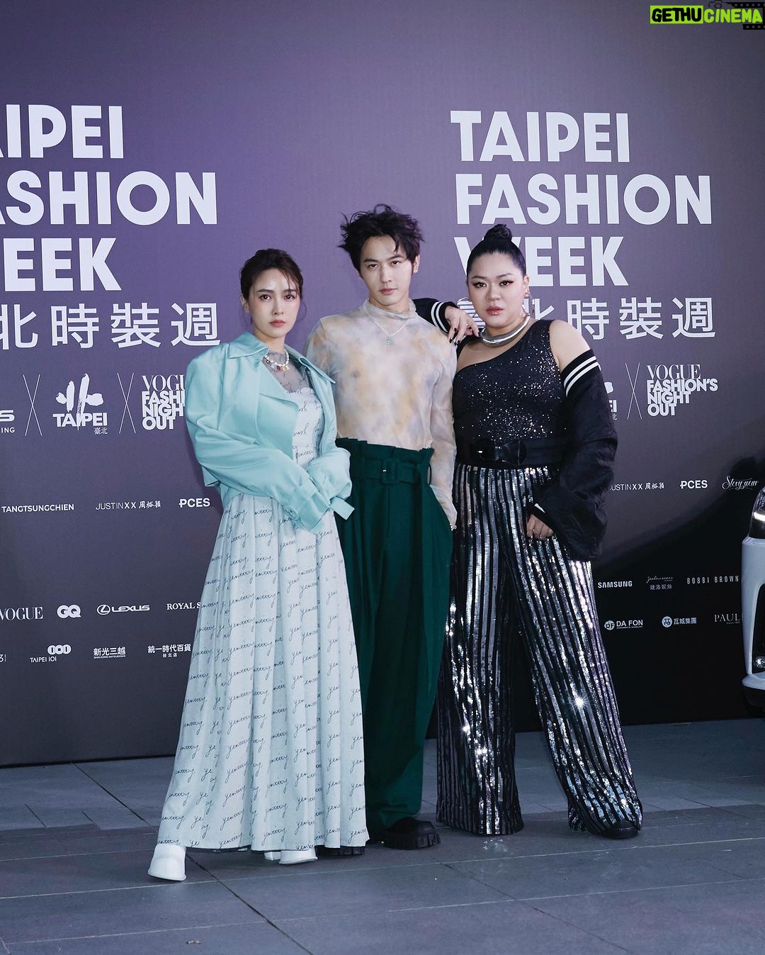 DaYuan Lin Instagram - 穿上董亭言設計師的服裝,讓我不自覺都氣質優雅了起來☺️ 絢麗的燈光,震撼的舞台表演 在台上看著許多新銳設計師的服裝, 有那麼好幾度感動的瞬間, 一起感受到那種自己設計的作品和理念在台上展演被大家看見是有多麼的開心和滿足🥰 謝謝臺北時裝週,讓大家認識好多台灣厲害的設計師。 Photographer: #雷莫 @zemoism Hairstyle : @jimmy1987909 Makeup : @clairechengmakeup Dress: @yentity_official Jeweley: @apmmonaco #apmmonaco Shoes: @charleskeith_tw @voguetaiwan #2023臺北時裝週 #TaipeiFashionWeek #臺北時裝週xvoguefno
