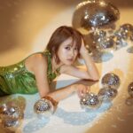 DaYuan Lin Instagram - 或許有一天你也能在你愛的領域裡成為閃閃發光的一顆星 只要你不放棄的話☺️✨要相信。 妝髮 @sharonlunlun 攝影 @kay820one 服裝 @majeparis #拖了三個月的照片 #終於閃亮壓軸登場 😆✨