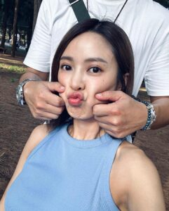 DaYuan Lin Instagram - 假低調，真放閃。 適合給有偶包的男/女友拍照用🤣 (哈哈哈哈哈哈哈 圖2：捏臉的力道可能要稍微控制一下Ok！
