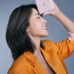 DaYuan Lin Instagram - 第一次這樣推薦(好新鮮好興奮) 獻給這陣子最熱門的🫶🏻 #Moztech萬能充pro行動電源 實際用後發現真的不能沒有它欸 不管是出門，甚至在家也只要一顆通通就搞定😆✌🏻 💜10000mAh的超大容量, 自帶typeC，lighting 的線 (我自己是手機,Ipad,耳機,隨身電風扇,藍芽喇叭….一次一起充都沒有問題🔋👏🏻 💜可一次充五台裝置，而且充電速度飛快、節省時間 💜自帶插座🔌豆腐頭掰掰！ 💜還可以變身手機支架，等通告時間隨時拿來看影片都好方便☺️ 認真推薦給很怕3C產品突然沒電的大家🫰🏻 即日起至8/20日。 跟著我一起買有限時優惠～只有5天！ 我選了我愛的莫蘭迪色 #仙境紫 但有六種顏色可以挑不用擔心🤩 請好好把握我的專屬折扣💜