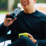 Daddy Yankee Instagram - Mientras grababa estos videos para ustedes, se puso a llover de manera espontánea y quise reflexionar sobre eso… para Dios nada es casualidad… para el ser humano el agua es vital: El 70% de nuestro cuerpo está compuesto por agua. El 70% del planeta tierra está compuesta por agua… y así como el agua es vital para la vida, la palabra de Dios también nos ayuda a vivir… es el oxígeno que necesitamos ✨🙏🏼 Que tengan una linda semana! DTB ✝️