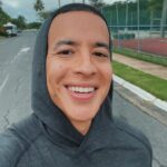 Daddy Yankee Instagram - EL SUMO SACERDOTE ES UN AMIGO ”Porque no tenemos un sumo sacerdote que no pueda compadecerse de nuestras debilidades, sino uno que fue tentado en todo según nuestra semejanza, pero sin pecado. Acerquémonos, pues, confiadamente al trono de la gracia, para alcanzar misericordia y hallar gracia para el oportuno socorro.“ ‭‭Hebreos‬ ‭4‬:‭15‬-‭16‬ ‭ ¡QUÉ TENGAN UN DÍA BENDECIDO! ☀️☀️