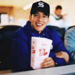 Daddy Yankee Instagram - Felicidades Venezuela por su triunfo en la Serie del Caribe 2024 ⚾️🇻🇪👏🏼 Este torneo fue una gran victoria para el “BASEBALL CARIBEÑO”. Ya estamos poniéndonos reaDY para la liga este año 2024 con los @santurcelbprc 🇵🇷 ———————— Y así como dice [1 Timoteo 4:8] “El entrenamiento físico es bueno” … “Entrenarse en la sumisión a Dios es mucho mejor, porque promete beneficios en esta vida y en la vida que viene”. ——————— Que tengan un lindo fin de semana familia! DTB ✝️