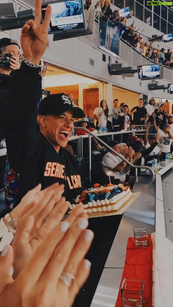 Daddy Yankee Instagram - Muchas gracias por todos sus cariñosos saludos de cumpleaños. En este nuevo año de vida, puedo decir que estoy dichoso, feliz, rodeado de mucho amor, del apoyo de todos ustedes y por sobre todo con la bendición del Señor que en él: todo se puede ✝️ DIOS LOS BENDIGA 🙏🏼