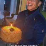 Daddy Yankee Instagram - Adivinen quién está de cumpleaños hoy? 🥳 Me cantaron a las mismas 12am con un hamburger 🍔 y popcorn🍿 🕯️ me reí mucho pero estaba sufriendo por dentro 😂 Luego arreglaron y me tenían el verdadero bizcocho reaDY! Qué el Señor las reprenda de tanta maldad! 😂 El cumpleaños sigue esta noche en el juego de 🇵🇷 🇩🇴 ⚾️. Gracias por sus buenos deseos, que DIOS LOS BENDIGA A TODOS! ✝️