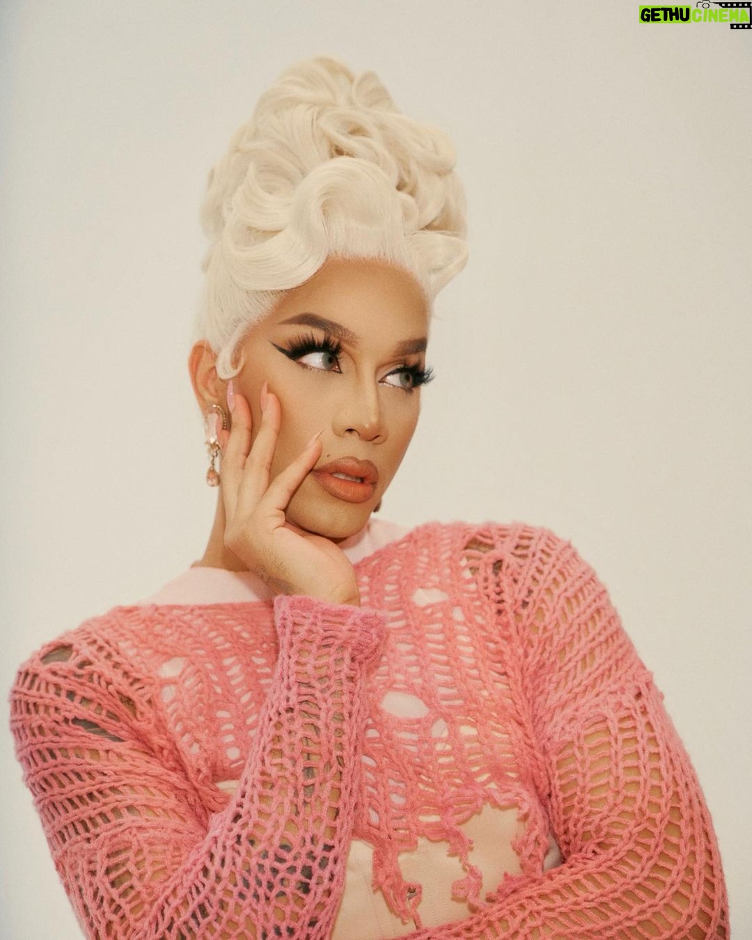 Dahlia Sin Instagram - T H E C O L O U R B A L L Creative Director, Producer and Casting Director: @jimi_urquiaga / @missleidyrodriguez Photographer: @alvinkeanwong Photography Assistant: @celsoassuncao @yxniunius Hair Director: @v.i.d.a.n.a_ Set Designer: @massoonn Art Director: @coolstuff_worldwide Set Dresser: @ryannsnook Styling Director: @sofausti Styling Assistants: @Cholulalemon @spencerwainfor Production Assistants: @fedderico.wang devilstaco @a_doodleroo @no_guey_back_nao Location: SMASHBOX BK - @smashboxstudios My Look Outfit @guvanchnyc Hair @daledela Corset @whatkatiediduk 💋 Smashbox Studios BK