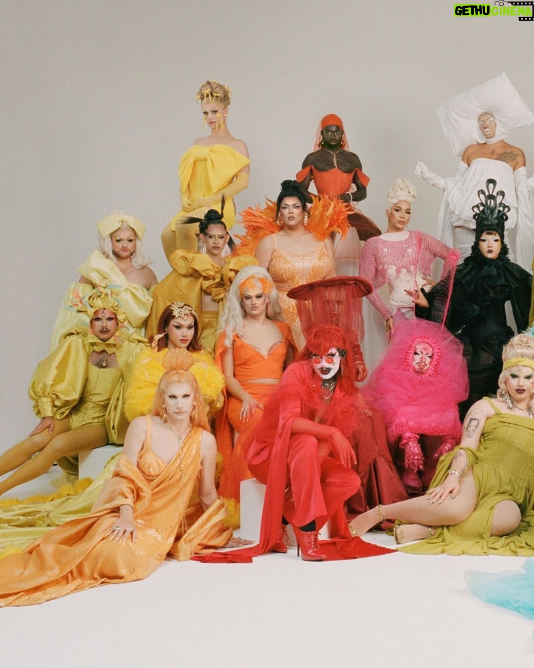 Dahlia Sin Instagram - T H E C O L O R B A L L @dazedbeauty Creative Director, Producer and Casting Director: @jimi_urquiaga / @missleidyrodriguez Photographer: pasteltraces @katiemccurdy_ Hair Director: @v.i.d.a.n.a_ Set Designer: @massoonn Art Director: @coolstuff_worldwide Set Dresser: @ryannsnook Styling Director: @sofausti Styling Assistants: @Cholulalemon @spencerwainfor Production Assistants: @fedderico.wang devilstaco @a_doodleroo @no_guey_back_nao Location: SMASHBOX BK - @smashboxstudios My Look Outfit @guvanchnyc Hair @daledela Corset @whatkatiediduk 💋 Smashbox Studios BK