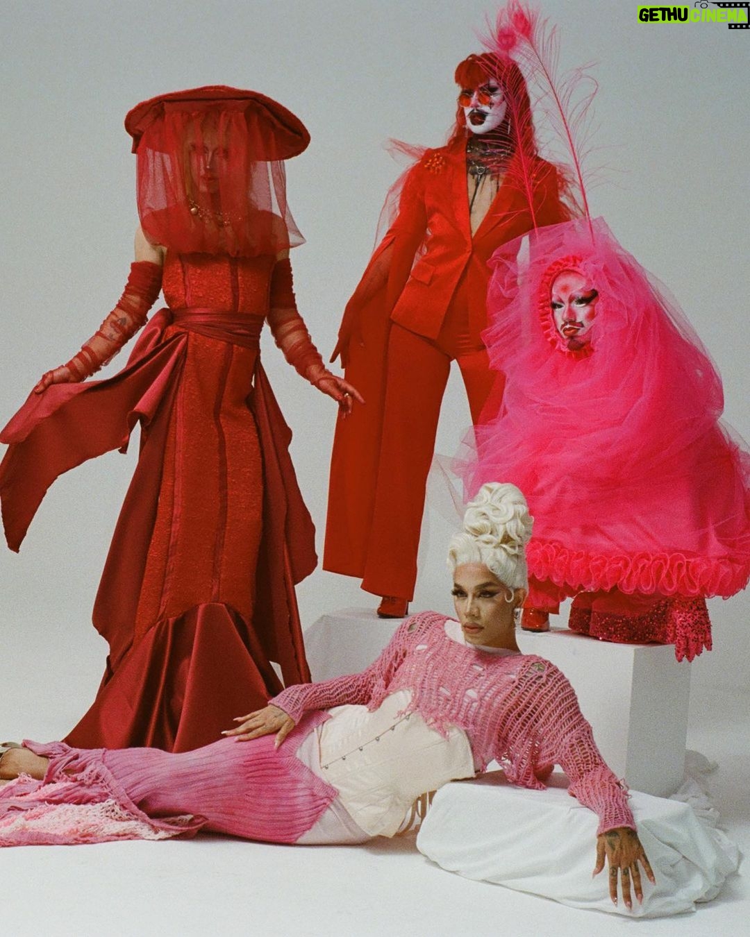 Dahlia Sin Instagram - T H E C O L O R B A L L @dazedbeauty Creative Director, Producer and Casting Director: @jimi_urquiaga / @missleidyrodriguez Photographer: pasteltraces @katiemccurdy_ Hair Director: @v.i.d.a.n.a_ Set Designer: @massoonn Art Director: @coolstuff_worldwide Set Dresser: @ryannsnook Styling Director: @sofausti Styling Assistants: @Cholulalemon @spencerwainfor Production Assistants: @fedderico.wang devilstaco @a_doodleroo @no_guey_back_nao Location: SMASHBOX BK - @smashboxstudios My Look Outfit @guvanchnyc Hair @daledela Corset @whatkatiediduk 💋 Smashbox Studios BK