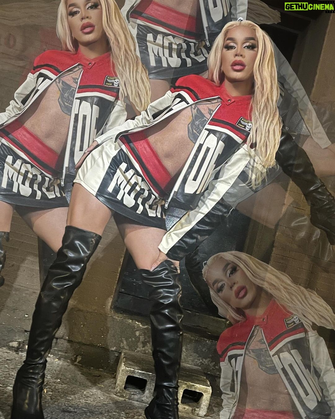Dahlia Sin Instagram - V R O O M Fit @shopakira