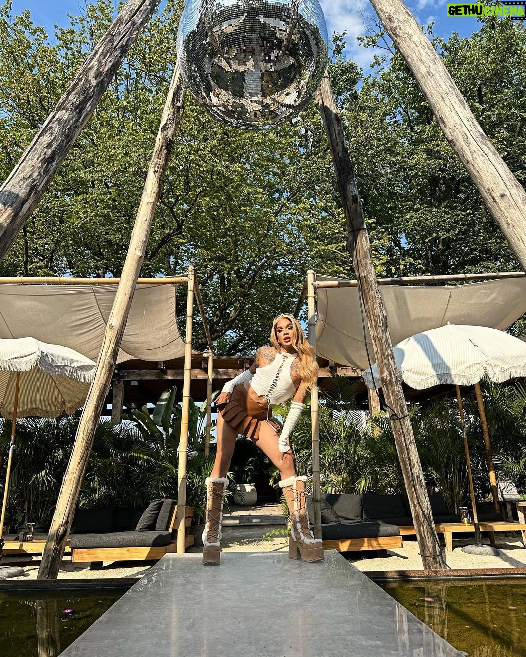Dahlia Sin Instagram - Island Gal 🏝️ Fit @dollskill