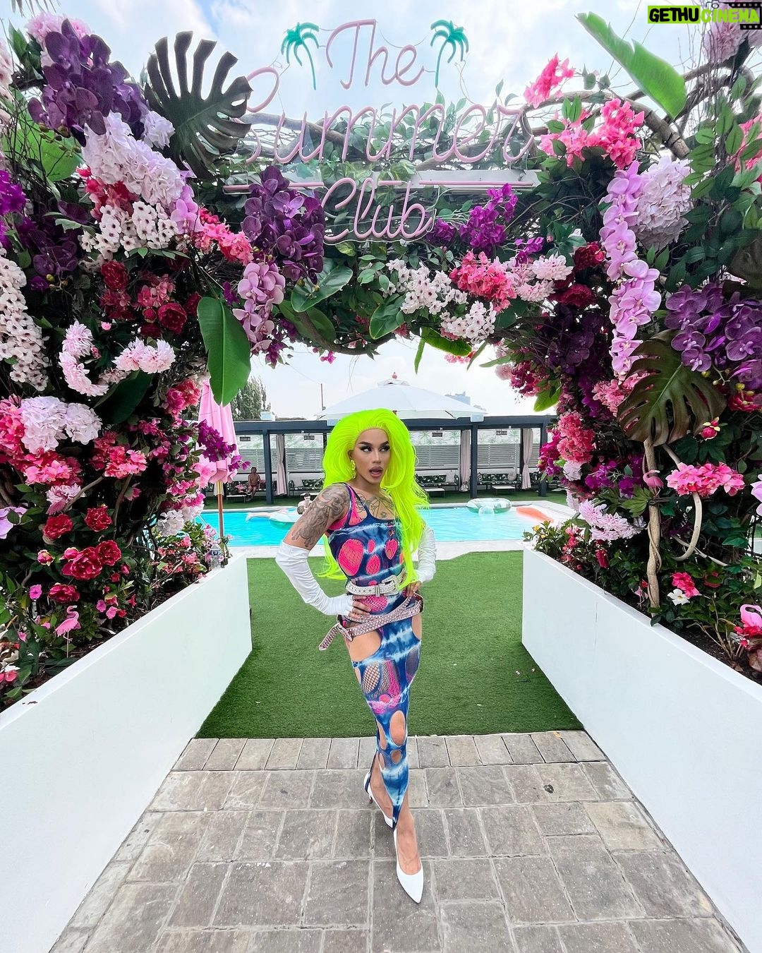 Dahlia Sin Instagram - Come Soak Up The Sun With Me By The Pool @summerclubnyc TODAY For @softservenyc It’s 88 Out And I’m Ready To Melt 🦩 3-9PM Ticket Link In Bio 👙 Fit @leak_nyc Hair @hatzbycarlos The Summer Club NYC