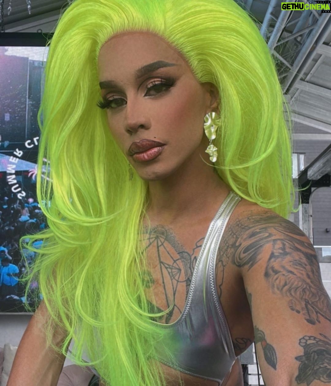 Dahlia Sin Instagram - In My @skims For @softservenyc 💚 Hair @hatzbycarlos The Summer Club NYC