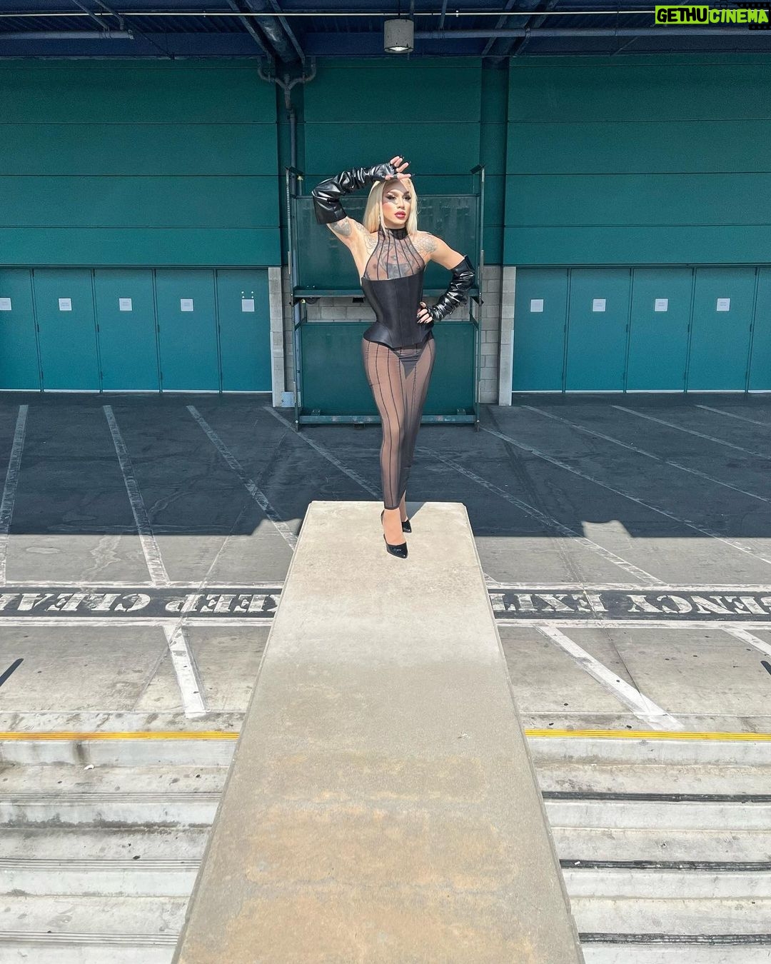 Dahlia Sin Instagram - DAY 2 of @rupaulsdragcon was IT! Had so much fun this weekend getting to meet all of you 🖤Thank you to everyone who wished me a happy birthday and showed up for me 🕷️ Fit @anoeses.brand Los Angeles Convention Center