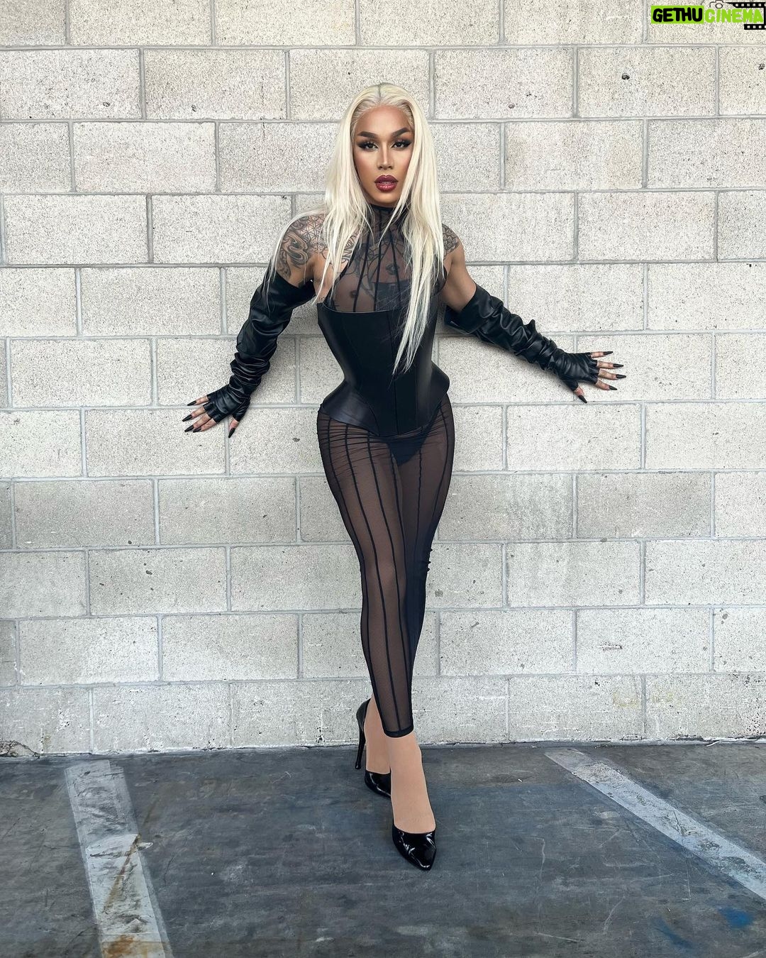 Dahlia Sin Instagram - DAY 2 of @rupaulsdragcon was IT! Had so much fun this weekend getting to meet all of you 🖤Thank you to everyone who wished me a happy birthday and showed up for me 🕷️ Fit @anoeses.brand Los Angeles Convention Center