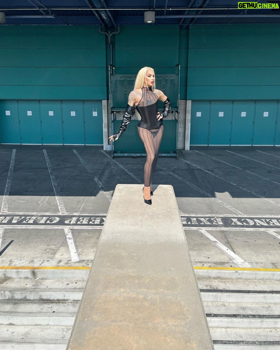 Dahlia Sin Instagram - DAY 2 of @rupaulsdragcon was IT! Had so much fun this weekend getting to meet all of you 🖤Thank you to everyone who wished me a happy birthday and showed up for me 🕷️ Fit @anoeses.brand Los Angeles Convention Center