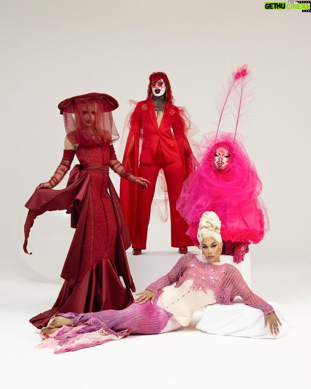 Dahlia Sin Instagram - T H E C O L O R B A L L @dazedbeauty Creative Director, Producer and Casting Director: @jimi_urquiaga / @missleidyrodriguez Photographer: pasteltraces @katiemccurdy_ Hair Director: @v.i.d.a.n.a_ Set Designer: @massoonn Art Director: @coolstuff_worldwide Set Dresser: @ryannsnook Styling Director: @sofausti Styling Assistants: @Cholulalemon @spencerwainfor Production Assistants: @fedderico.wang devilstaco @a_doodleroo @no_guey_back_nao Location: SMASHBOX BK - @smashboxstudios My Look Outfit @guvanchnyc Hair @daledela Corset @whatkatiediduk 💋 Smashbox Studios BK